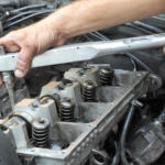 Mão de mecânico reparando motores a diesel