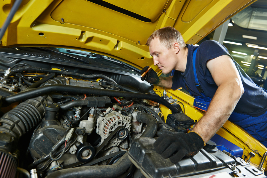 Mecânico reparando motores diesel