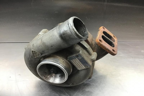 Desempenho elevado: injeção e turbo para guindaste de torre Liebherr! Desempenho elevado: injeção e turbo para guindaste de torre Liebherr!